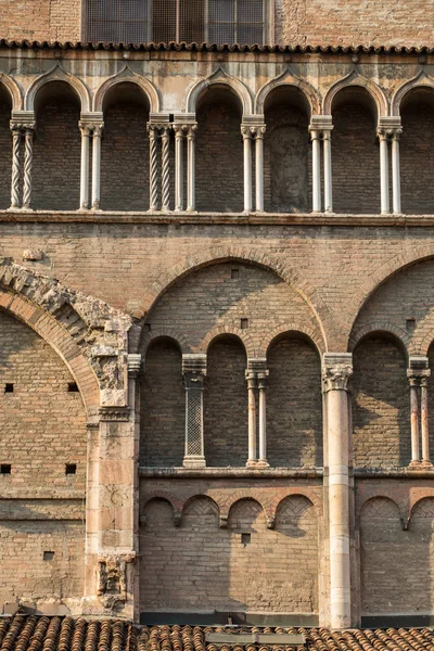  Ferrara Katedrali 'nin yan duvarı, Basilica Cattedrale di San Giorgio, Ferrara, İtalya 