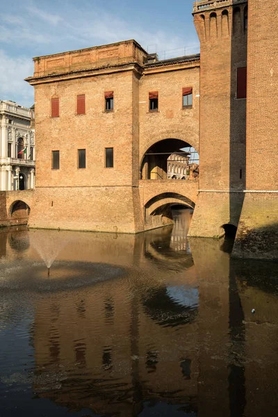 Estense Kalesi, 14. yüzyıldan kalma dört kulelik bir kale, Ferrara, Emilia-Romagna, İtalya