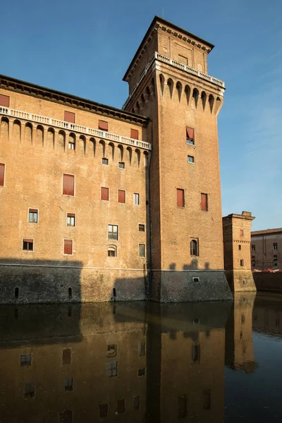 Estense Kalesi, 14. yüzyıldan kalma dört kulelik bir kale, Ferrara, Emilia-Romagna, İtalya