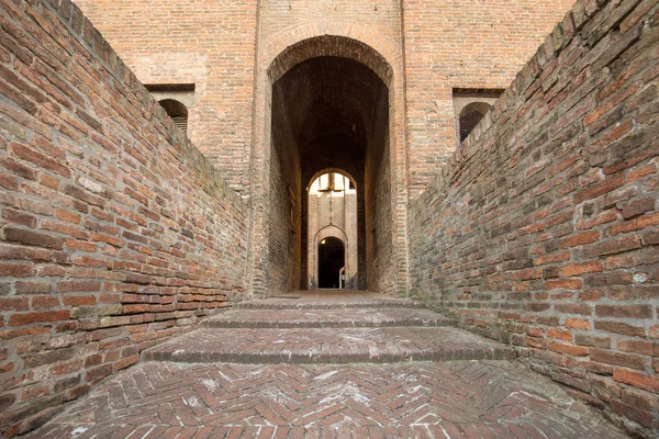 Estense Kalesi, 14. yüzyıldan kalma dört kulelik bir kale, Ferrara, Emilia-Romagna, İtalya