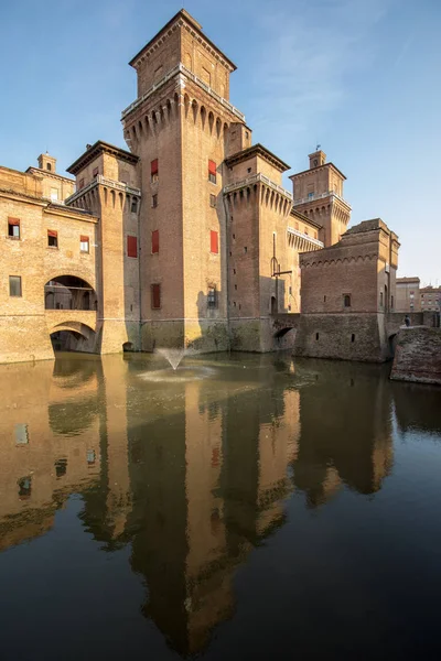 Ferrara, İtalya - 10 Haziran 2017: 14. yüzyıldan kalma dört kuleli kale, Ferrara, Emilia-Romagna, İtalya