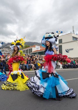 Funchal; Madeira; Portekiz - 22 Nisan; 2018: bir grup insan renkli kostümleri dans Madeira çiçek Festivali geçit töreninde Funchal, Madeira Adası üzerinde. Portekiz.