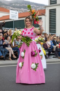 Funchal; Madeira; Portekiz - 22 Nisan; 2018: Madeira çiçek Festivali Parade, Funchal, Madeira, Portekiz, renkli bir kostüm kadında