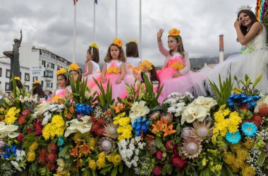 Funchal; Madeira; Portekiz - 22 Nisan; 2018: Madeira çiçek Festivali geçit töreninde Funchal Madeira Adası, çiçek kayan nokta üzerinde renkli kostümleri çocuklar. Portekiz.
