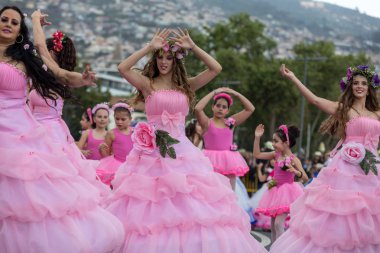 Funchal; Madeira; Portekiz - 22 Nisan; 2018: bir grup insan pembe kostümleri dans Madeira çiçek Festivali geçit töreninde Funchal, Madeira Adası üzerinde. Portekiz.