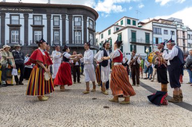 Funchal, Portekiz - 19 Nisan 2018: Halk müzisyenler ve dansçılar Avenida Arriaga Funchal Madeira Adası, Portekiz performans.