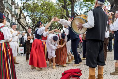 Funchal, Portekiz - 19 Nisan 2018: Halk müzisyenler ve dansçılar Avenida Arriaga Funchal Madeira Adası, Portekiz performans.