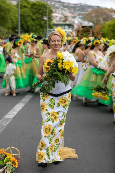 Funchal; Madeira; Portekiz - 22 Nisan; 2018: Madeira çiçek Festivali, Funchal, Madeira, Portekiz, renkli kostümleri geçit töreni, son anlarıyla insanlar