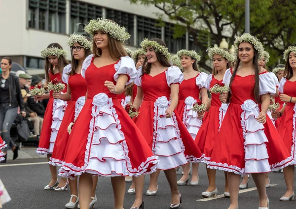 Funchal Madeira Portugal Abril 2018 Grupo Mujeres Vestidas Rojo Blanco — Foto de Stock