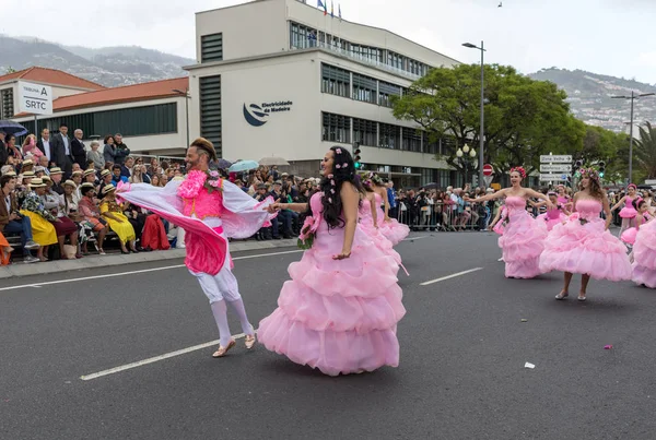 Funchal; Madeira; Portekiz - 22 Nisan; 2018: bir grup insan pembe kostümleri dans Madeira çiçek Festivali geçit töreninde Funchal, Madeira Adası üzerinde. Portekiz.