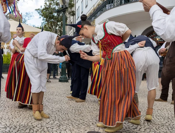Funchal, Portekiz - 19 Nisan 2018: Halk müzisyenler ve dansçılar Avenida Arriaga Funchal Madeira Adası, Portekiz performans.