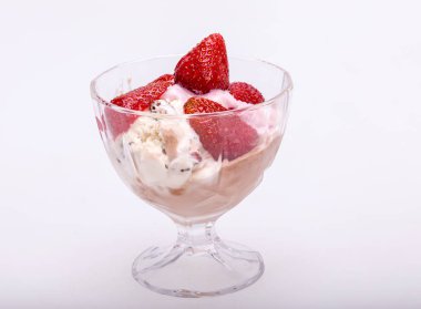 Dondurma ve beyaz arka planda izole edilmiş taze olgun çilekler. 