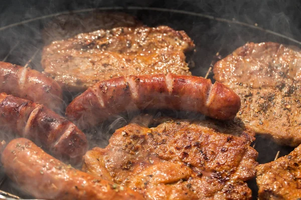 Нездоровые Вкусные Сосиски Мясо Гриле — стоковое фото