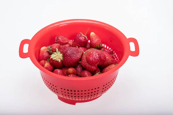 Washed Fresh Ripe Strawberries Red Plastic Strainer — Stock Photo, Image