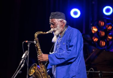 Krakov, Polonya - 12 Temmuz 2018: Simge Dünya Caz - Kijow.Centre yaz Caz Festivali'nde Krakow'da aşaması Firavun Sanders simgesi Quartetet yaşıyor. Polonya