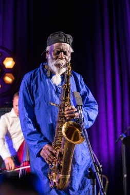 Krakov, Polonya - 12 Temmuz 2018: Simge Dünya Caz - Kijow.Centre yaz Caz Festivali'nde Krakow'da aşaması Firavun Sanders simgesi Quartetet yaşıyor. Polonya