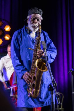 Krakov, Polonya - 12 Temmuz 2018: Simge Dünya Caz - Kijow.Centre yaz Caz Festivali'nde Krakow'da aşaması Firavun Sanders simgesi Quartetet yaşıyor. Polonya