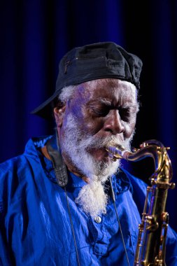 Krakov, Polonya - 12 Temmuz 2018: Simge Dünya Caz - Kijow.Centre yaz Caz Festivali'nde Krakow'da aşaması Firavun Sanders simgesi Quartetet yaşıyor. Polonya