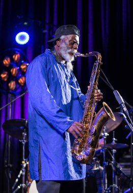 Krakov, Polonya - 12 Temmuz 2018: Simge Dünya Caz - Kijow.Centre yaz Caz Festivali'nde Krakow'da aşaması Firavun Sanders simgesi Quartetet yaşıyor. Polonya