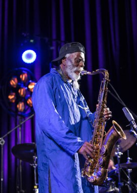 Krakov, Polonya - 12 Temmuz 2018: Simge Dünya Caz - Kijow.Centre yaz Caz Festivali'nde Krakow'da aşaması Firavun Sanders simgesi Quartetet yaşıyor. Polonya