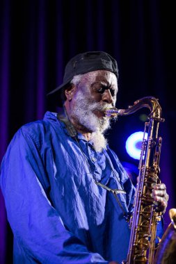 Krakov, Polonya - 12 Temmuz 2018: Simge Dünya Caz - Kijow.Centre yaz Caz Festivali'nde Krakow'da aşaması Firavun Sanders simgesi Quartetet yaşıyor. Polonya