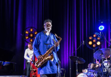 Krakov, Polonya - 12 Temmuz 2018: Simge Dünya Caz - Kijow.Centre yaz Caz Festivali'nde Krakow'da aşaması Firavun Sanders simgesi Quartetet yaşıyor. Polonya