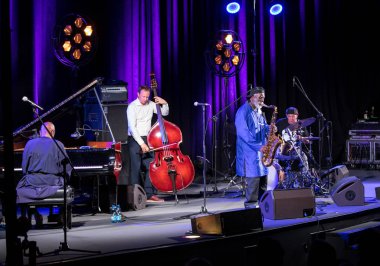 Krakov, Polonya - 12 Temmuz 2018: Simge Dünya Caz - Kijow.Centre yaz Caz Festivali'nde Krakow'da aşaması Firavun Sanders simgesi Quartetet yaşıyor. Polonya