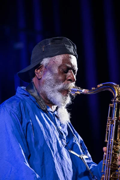 Krakov, Polonya - 12 Temmuz 2018: Simge Dünya Caz - Kijow.Centre yaz Caz Festivali'nde Krakow'da aşaması Firavun Sanders simgesi Quartetet yaşıyor. Polonya