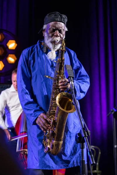 Krakov, Polonya - 12 Temmuz 2018: Simge Dünya Caz - Kijow.Centre yaz Caz Festivali'nde Krakow'da aşaması Firavun Sanders simgesi Quartetet yaşıyor. Polonya