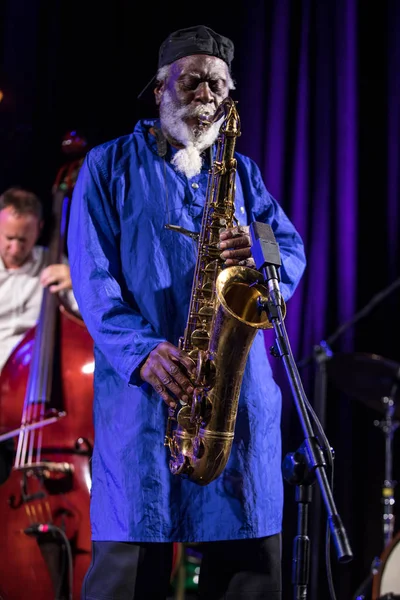 Krakov, Polonya - 12 Temmuz 2018: Simge Dünya Caz - Kijow.Centre yaz Caz Festivali'nde Krakow'da aşaması Firavun Sanders simgesi Quartetet yaşıyor. Polonya