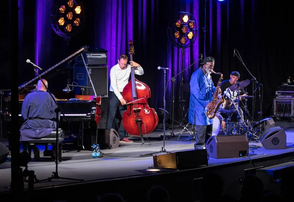 Krakov, Polonya - 12 Temmuz 2018: Simge Dünya Caz - Kijow.Centre yaz Caz Festivali'nde Krakow'da aşaması Firavun Sanders simgesi Quartetet yaşıyor. Polonya