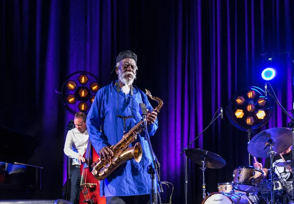 Krakov, Polonya - 12 Temmuz 2018: Simge Dünya Caz - Kijow.Centre yaz Caz Festivali'nde Krakow'da aşaması Firavun Sanders simgesi Quartetet yaşıyor. Polonya