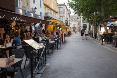 Arles, Fransa - 26 Haziran 2017: Place du Forum, Arles, Provence, Fransa'da bir kafede oturan insanlar.