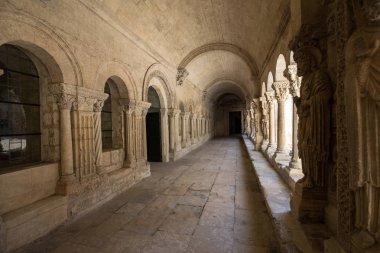 Romanesk kilise, Saint Trophime Katedrali Arles Cloisters. Provence, Fransa