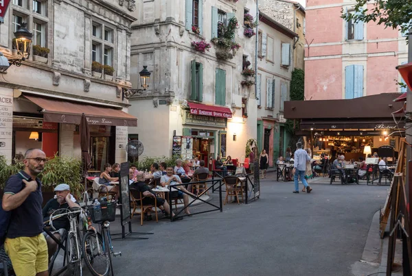 Αρλ Γαλλία Ιουνίου 2017 Άνθρωποι Που Κάθονται Ένα Καφενείο Στην — Φωτογραφία Αρχείου
