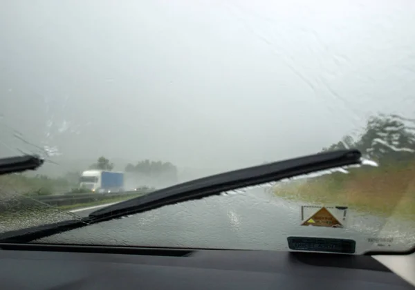 車の中から見た高速道路で大雨 — ストック写真