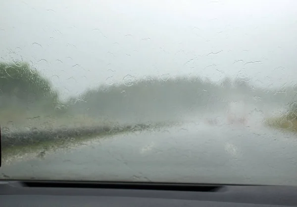 車の中から見た高速道路で大雨 — ストック写真