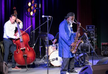 Krakov, Polonya - 12 Temmuz 2018: Simge Dünya Caz - Kijow.Centre yaz Caz Festivali'nde Krakow'da aşaması Firavun Sanders simgesi Quartetet yaşıyor. Polonya