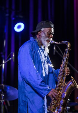 Krakov, Polonya - 12 Temmuz 2018: Simge Dünya Caz - Kijow.Centre yaz Caz Festivali'nde Krakow'da aşaması Firavun Sanders simgesi Quartetet yaşıyor. Polonya