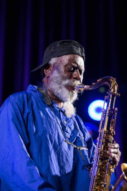 Krakov, Polonya - 12 Temmuz 2018: Simge Dünya Caz - Kijow.Centre yaz Caz Festivali'nde Krakow'da aşaması Firavun Sanders simgesi Quartetet yaşıyor. Polonya