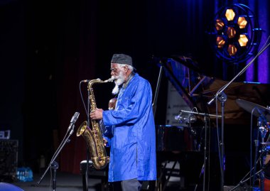 Krakov, Polonya - 12 Temmuz 2018: Simge Dünya Caz - Kijow.Centre yaz Caz Festivali'nde Krakow'da aşaması Firavun Sanders simgesi Quartetet yaşıyor. Polonya
