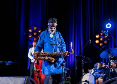 Krakov, Polonya - 12 Temmuz 2018: Simge Dünya Caz - Kijow.Centre yaz Caz Festivali'nde Krakow'da aşaması Firavun Sanders simgesi Quartetet yaşıyor. Polonya