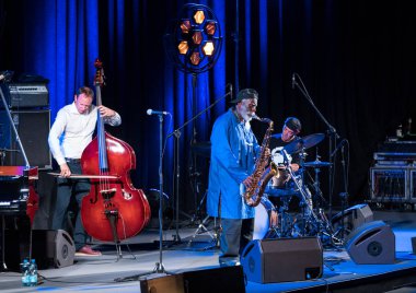 Krakov, Polonya - 12 Temmuz 2018: Simge Dünya Caz - Kijow.Centre yaz Caz Festivali'nde Krakow'da aşaması Firavun Sanders simgesi Quartetet yaşıyor. Polonya