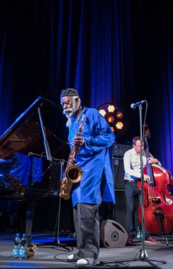 Krakov, Polonya - 12 Temmuz 2018: Simge Dünya Caz - Kijow.Centre yaz Caz Festivali'nde Krakow'da aşaması Firavun Sanders simgesi Quartetet yaşıyor. Polonya