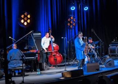 Krakov, Polonya - 12 Temmuz 2018: Simge Dünya Caz - Kijow.Centre yaz Caz Festivali'nde Krakow'da aşaması Firavun Sanders simgesi Quartetet yaşıyor. Polonya