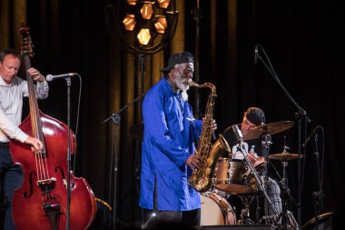 Krakov, Polonya - 12 Temmuz 2018: Simge Dünya Caz - Kijow.Centre yaz Caz Festivali'nde Krakow'da aşaması Firavun Sanders simgesi Quartetet yaşıyor. Polonya