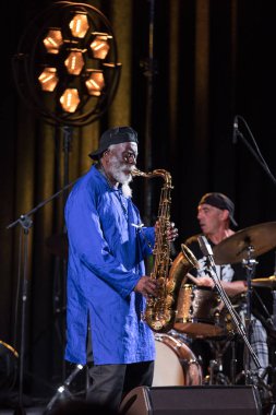 Krakov, Polonya - 12 Temmuz 2018: Simge Dünya Caz - Kijow.Centre yaz Caz Festivali'nde Krakow'da aşaması Firavun Sanders simgesi Quartetet yaşıyor. Polonya