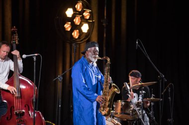 Krakov, Polonya - 12 Temmuz 2018: Simge Dünya Caz - Kijow.Centre yaz Caz Festivali'nde Krakow'da aşaması Firavun Sanders simgesi Quartetet yaşıyor. Polonya