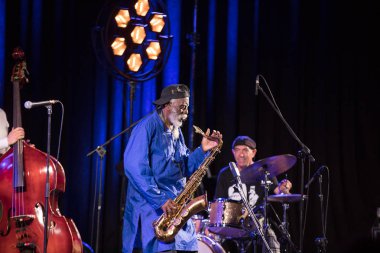 Krakov, Polonya - 12 Temmuz 2018: Simge Dünya Caz - Kijow.Centre yaz Caz Festivali'nde Krakow'da aşaması Firavun Sanders simgesi Quartetet yaşıyor. Polonya