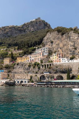Amalfi, İtalya - 13 Haziran 2017: Amalfi, görünümü. Amalfi doğal Amalfi Coast İtalya üzerinde büyüleyici bir tatil beldesi olan.